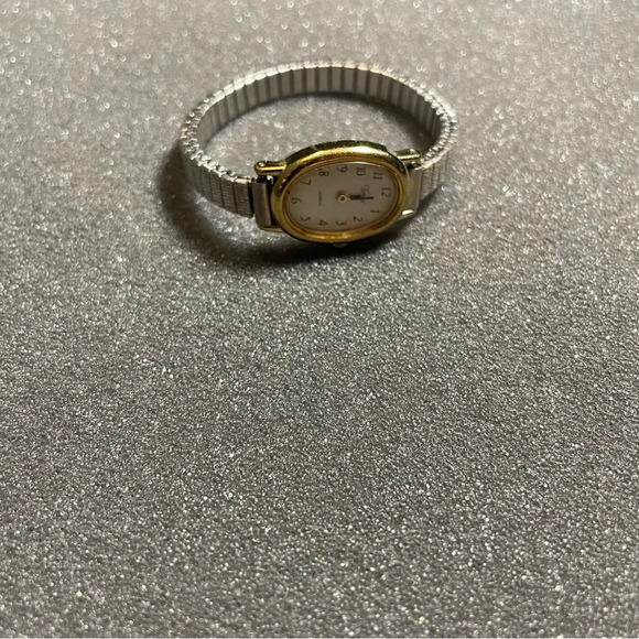 Timex Ladies Quartz Watch T82 Gold Tone Stretch Bracelet Working New Battery - Picture 4 of 7